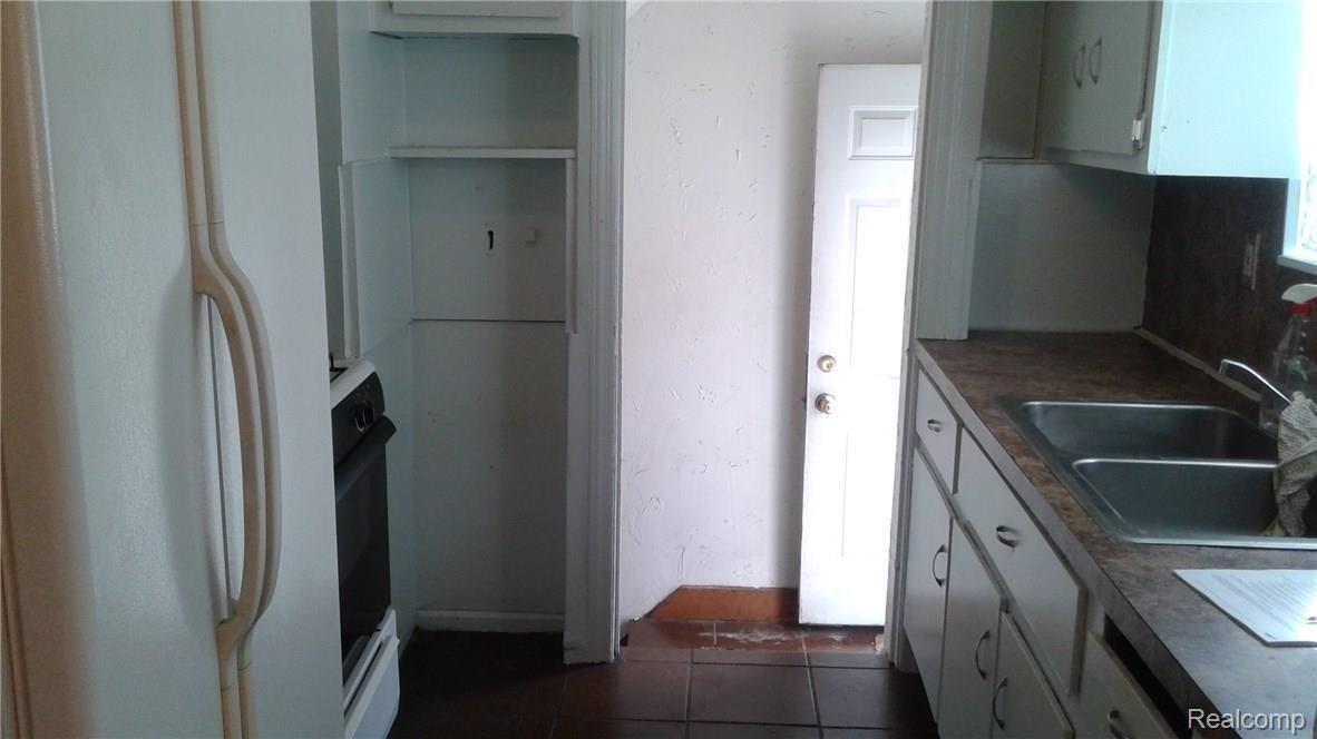 8674 Trinity Street Detroit, MI 48228 - Photo 4 of 14 20170411_104853.jpg