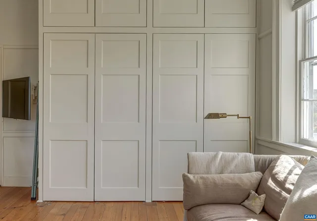 a view of front of house with a yard