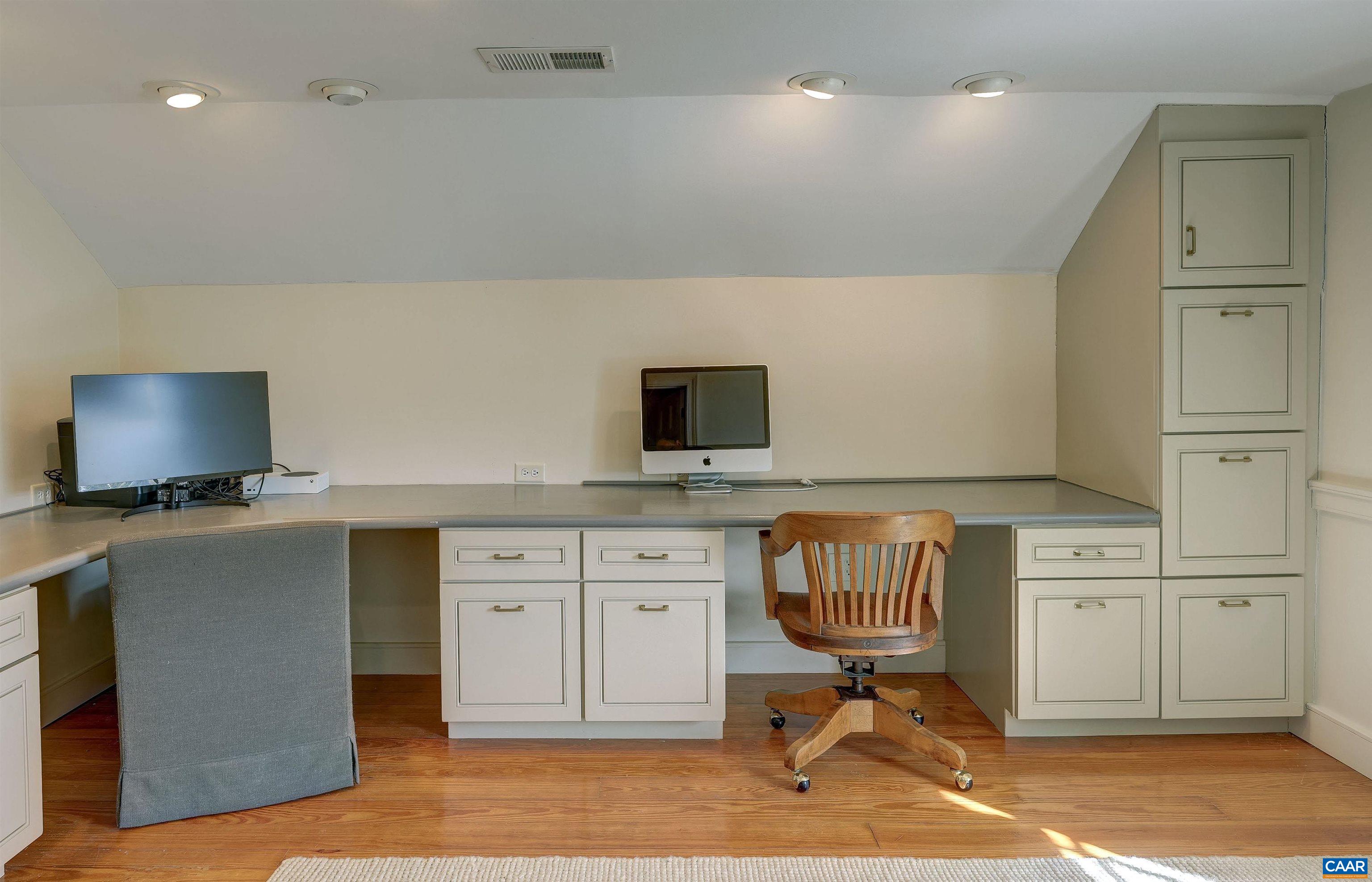 4710 Dickerson Road Earlysville, VA 22936 - Photo 44 of 75 a workspace with furniture
