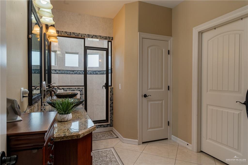 5048 Mile 8 Road Edinburg, TX 78541 - Photo 11 of 33 a view of a livingroom with furniture and a potted plant