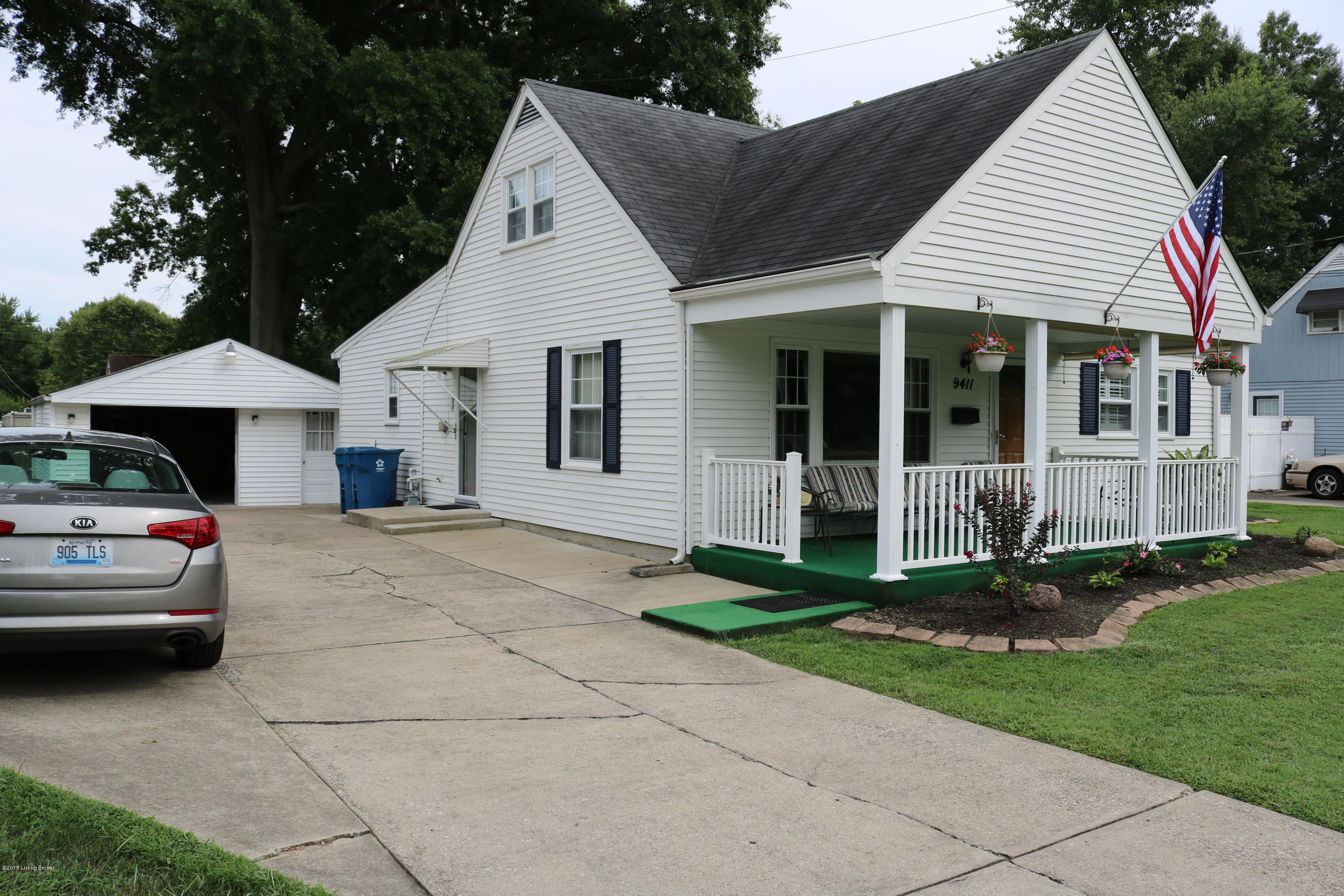 9411 Cornflower Road Louisville, KY 40272 - Photo 4 of 28 IMG_1681
