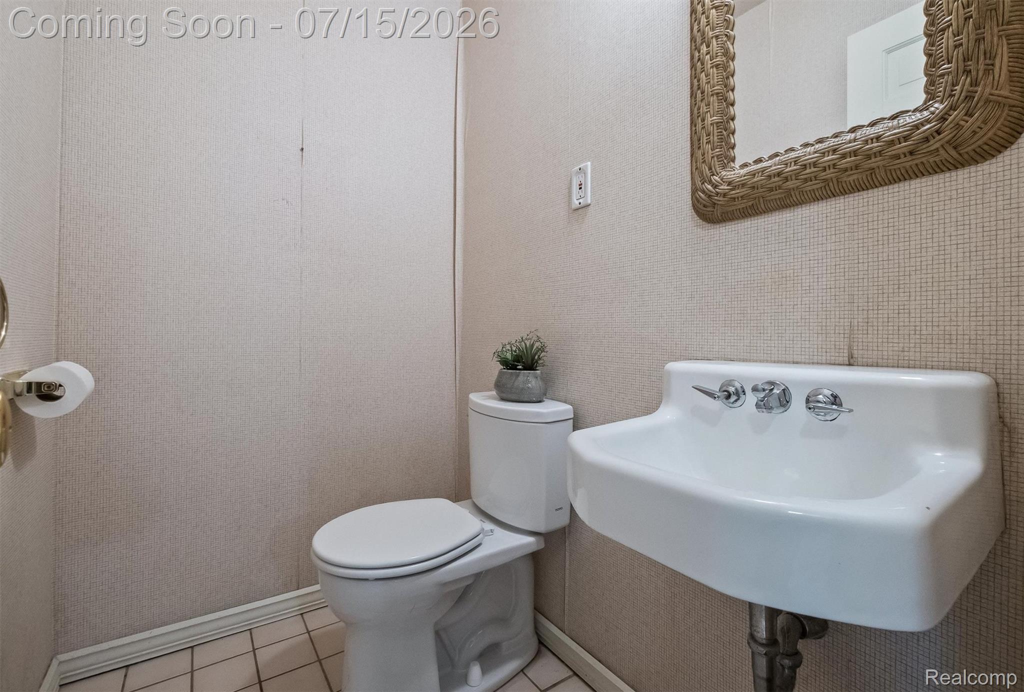 1151 Peveril Road Bloomfield Hills, MI 48304 - Photo 16 of 39 Powder room with pedestal sink