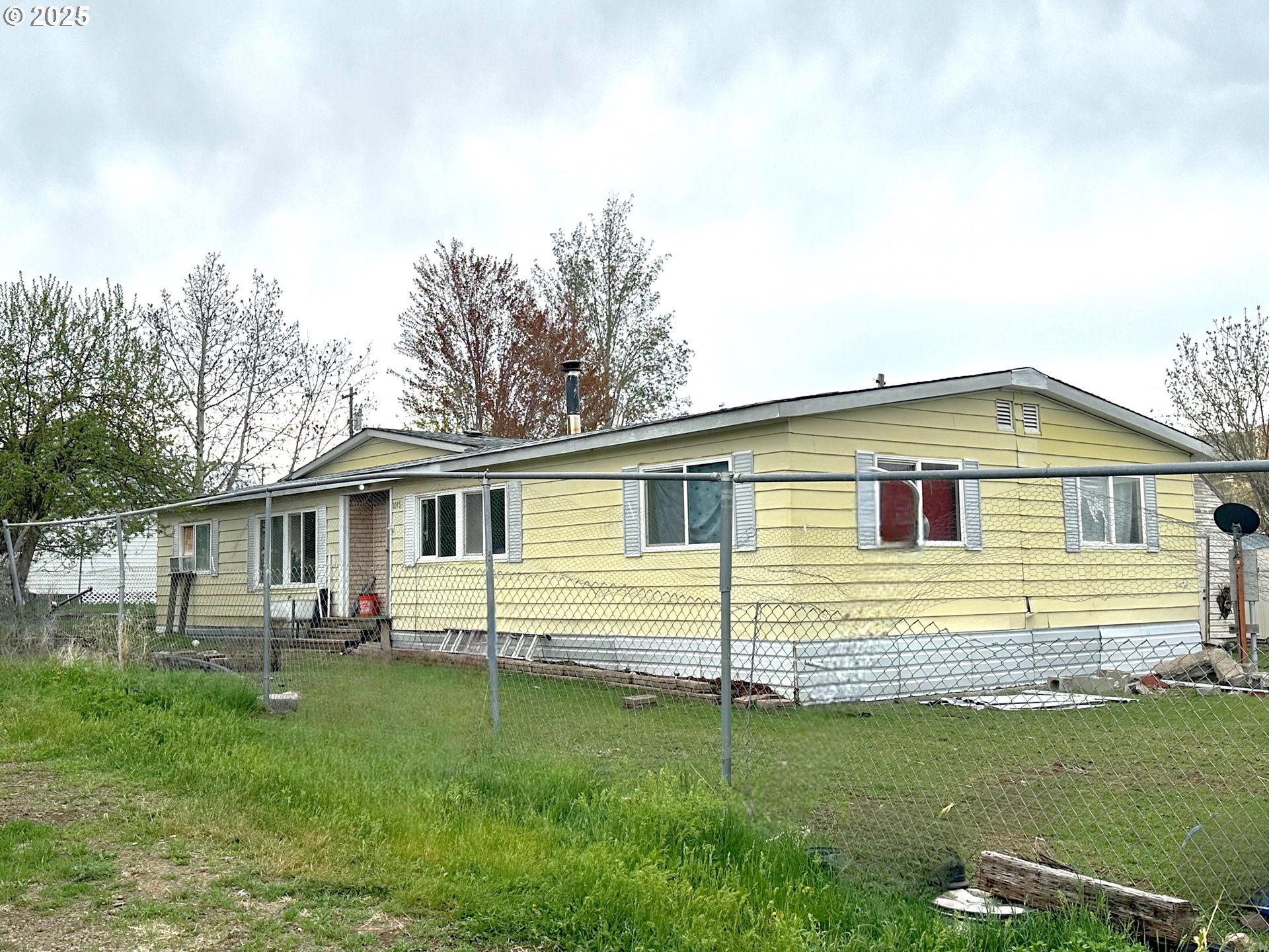 1015 C Street Fossil, OR 97830 - Photo 1 of 33 a front view of house with yard and green space