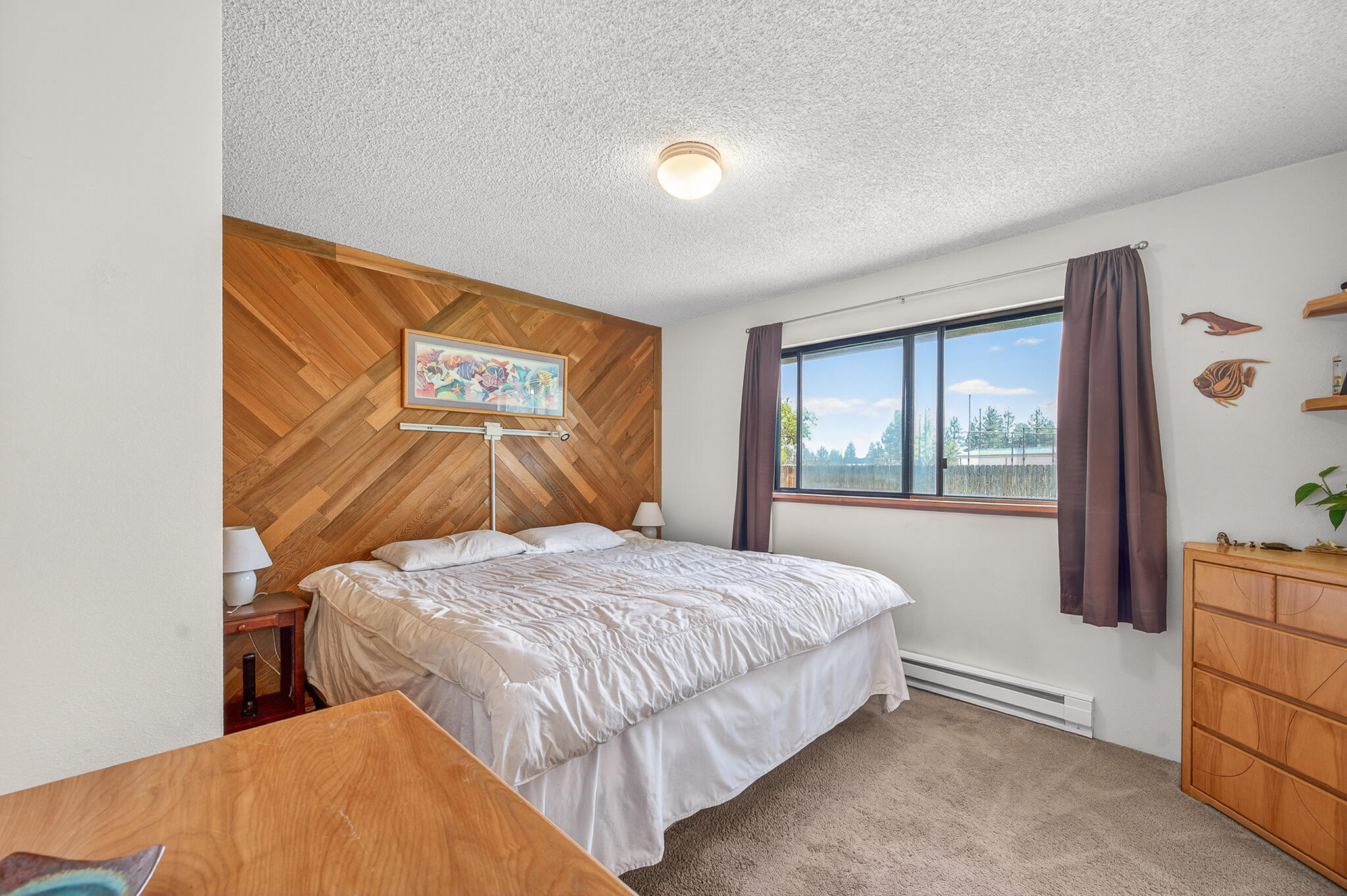 60866 Brosterhous Road Bend, OR 97702 - Photo 24 of 41 The primary bedroom