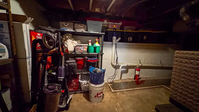 a view of a house with backyard and trees