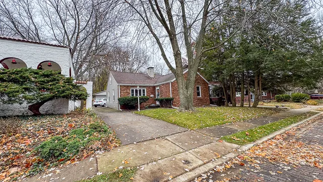 a view of a house with backyard