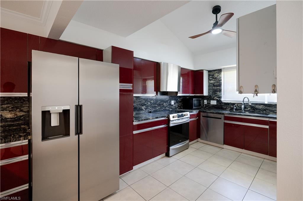 11001 Southeast Sunset Harbor Road, Unit 34 Summerfield, FL 34491 - Photo 6 of 31 Kitchen with stainless steel appliances, backsplash, sink, ceiling fan, and light tile floors