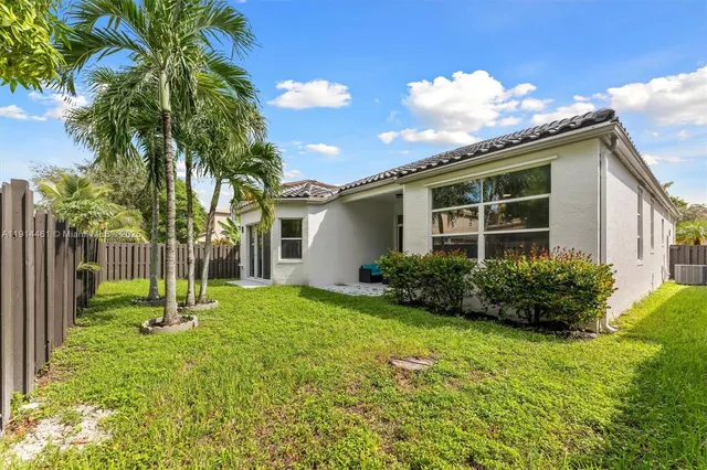 a view of a house with backyard and garden