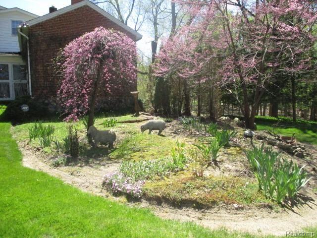 12165 White Lake Road Fenton, MI 48430 - Photo 4 of 31 lovely landscape