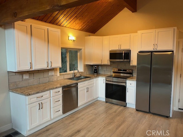 601 Sunderland Court Lake Arrowhead, CA 92352 - Photo 10 of 18 a kitchen with stainless steel appliances granite countertop a stove a sink and a refrigerator