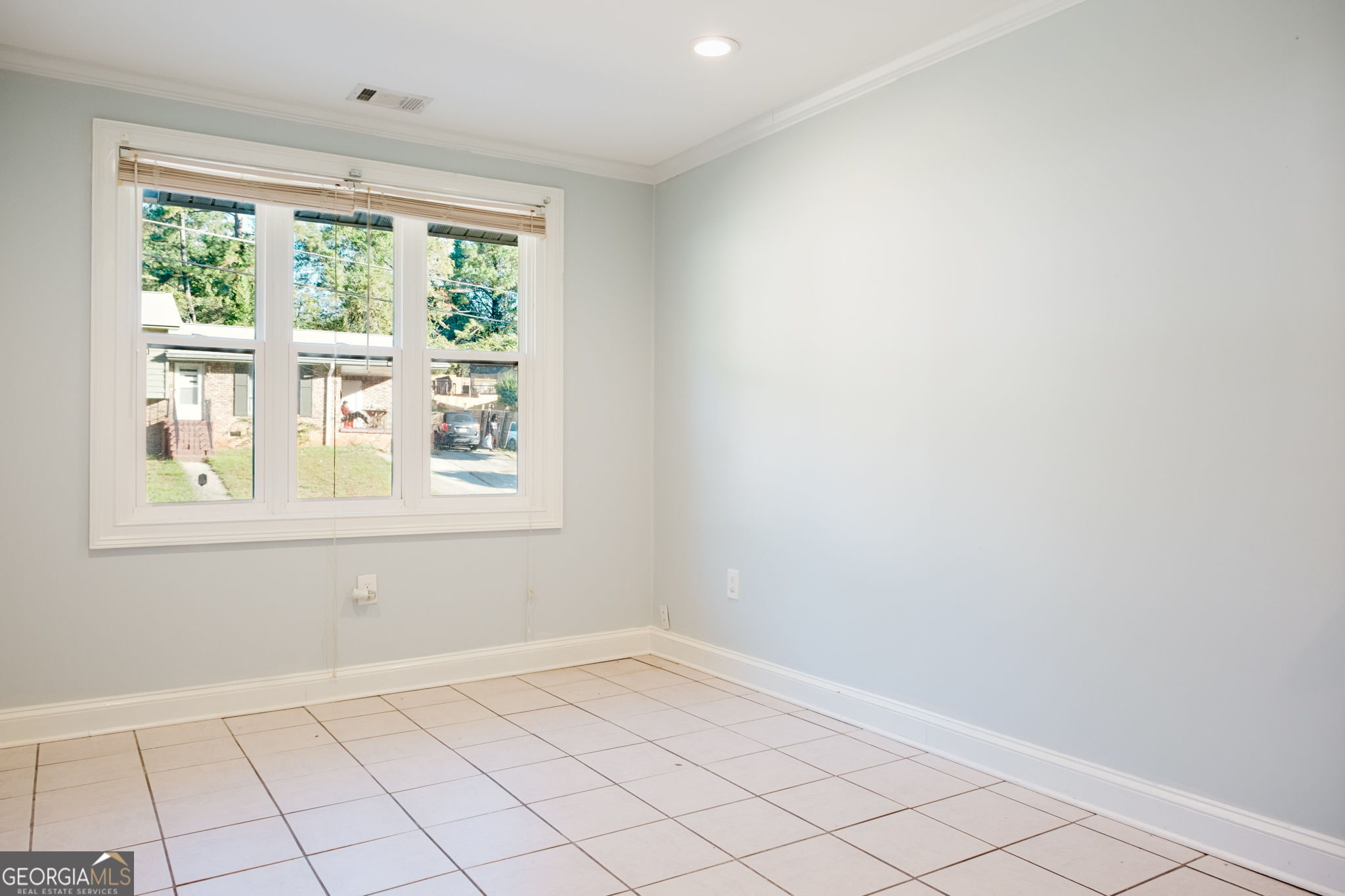 893 Slash Pine Road Forest Park, GA 30297 - Photo 27 of 38 an empty room with a window