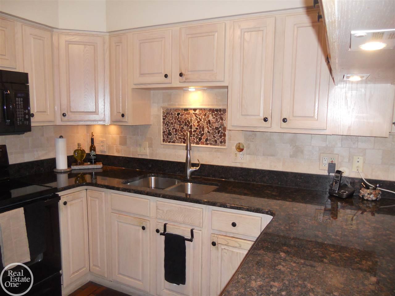 966 Golfview Court Rochester Hills, MI 48307 - Photo 12 of 35