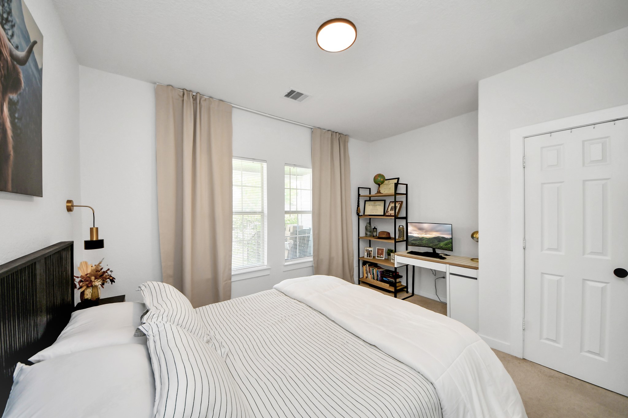 111 Jenkins Street Houston, TX 77003 - Photo 15 of 24 a bedroom with a bed and a television
