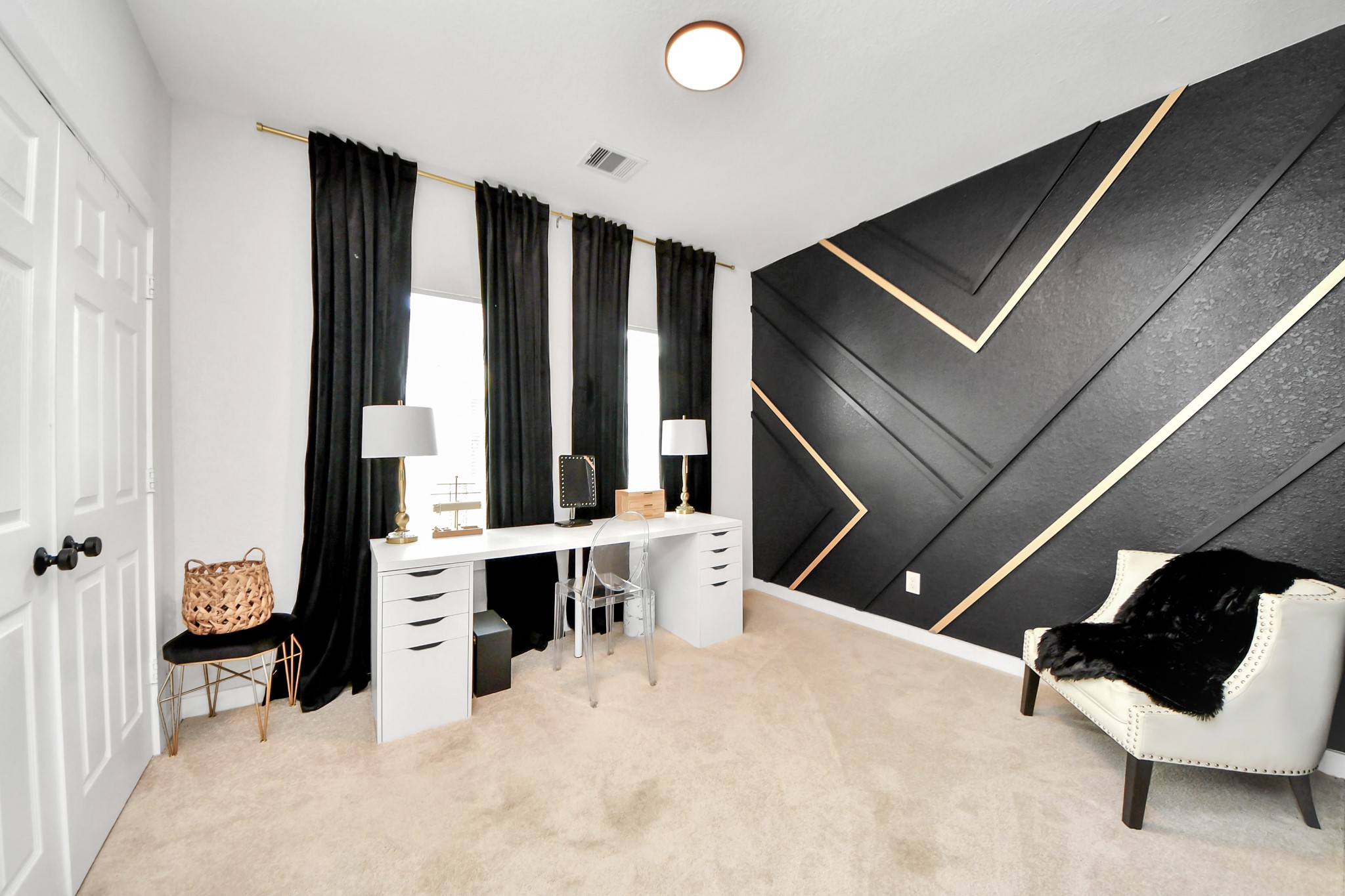 111 Jenkins Street Houston, TX 77003 - Photo 17 of 24 a workspace with furniture and window