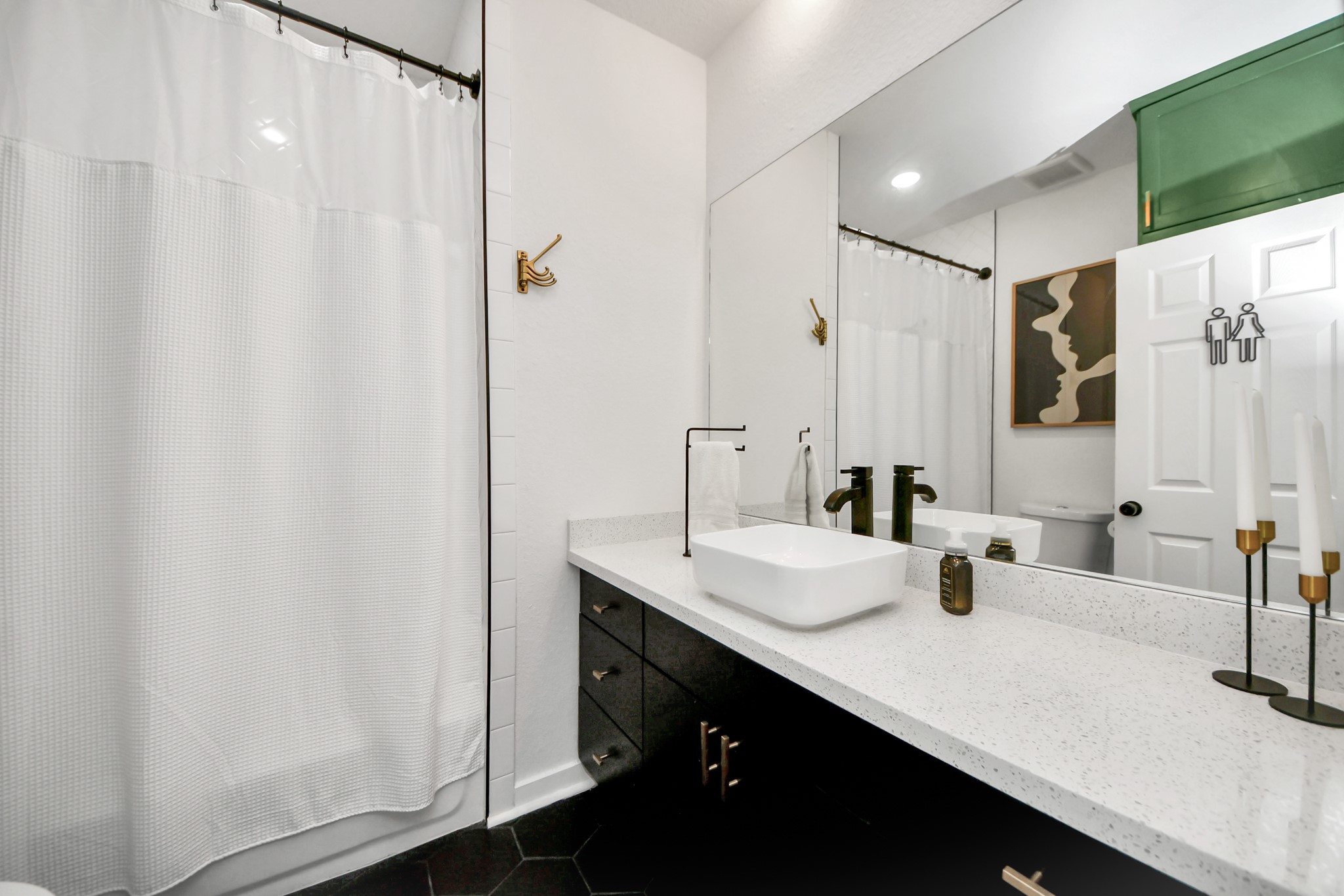 111 Jenkins Street Houston, TX 77003 - Photo 18 of 24 a bathroom with double sink and a mirror