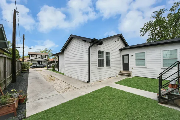 $2,300 | 111 Jenkins Street, Houston, TX 77003