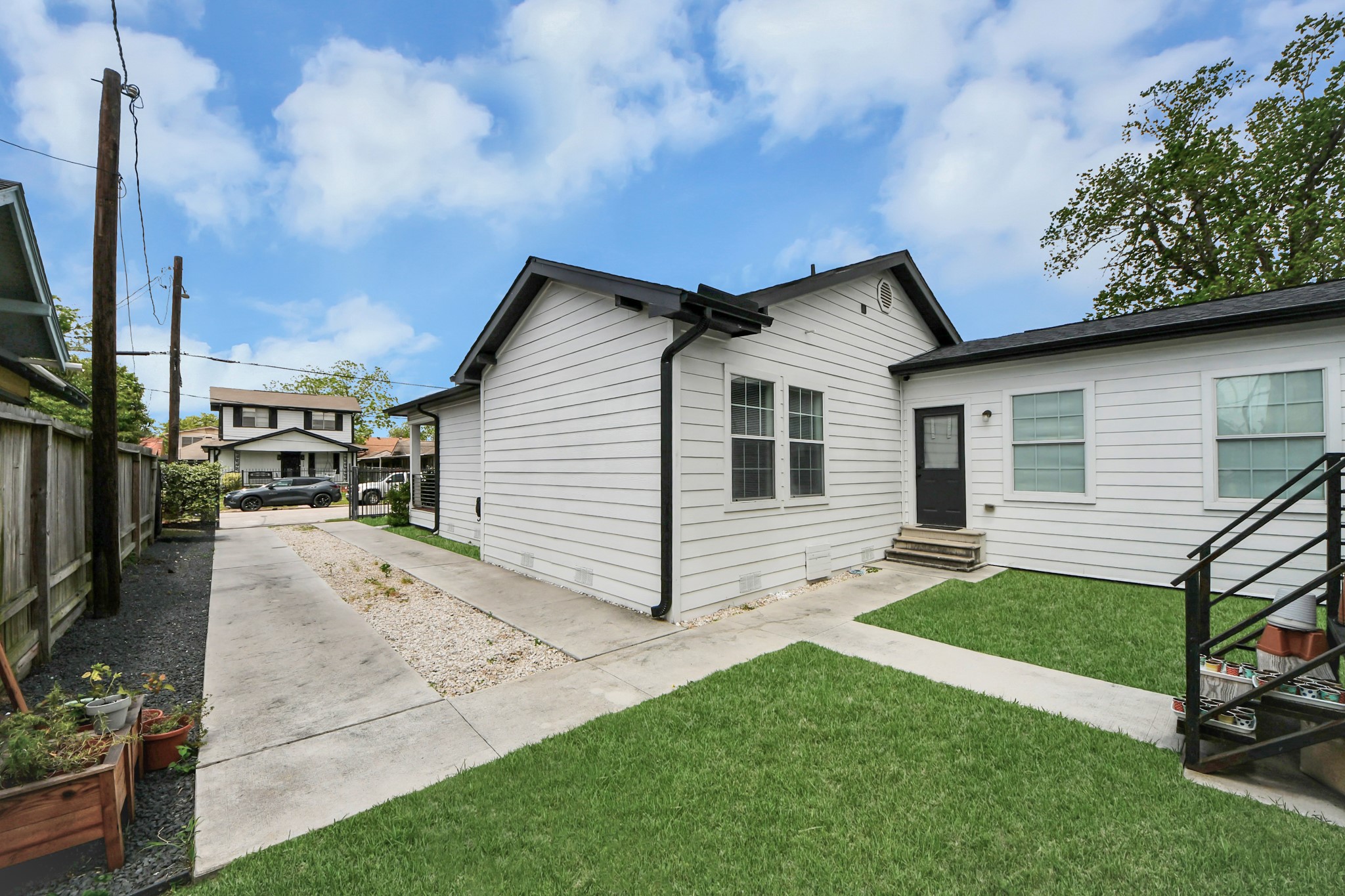 111 Jenkins Street Houston, TX 77003 - Photo 20 of 24 a view of a backyard of the house