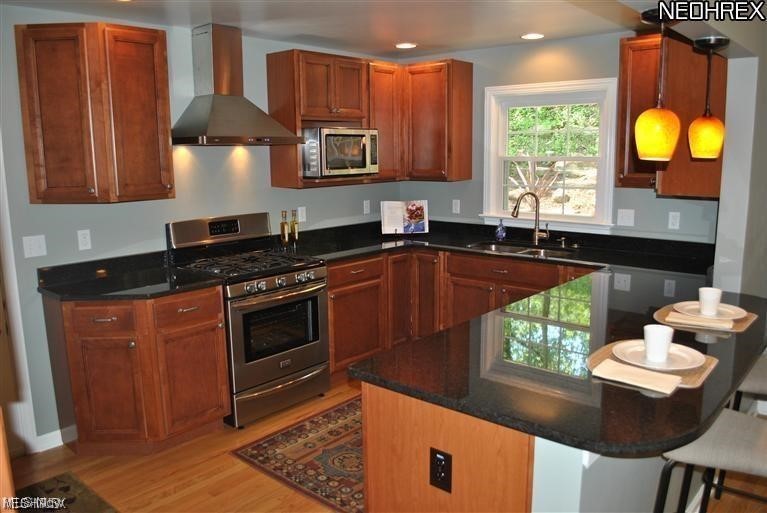 20899 Farnsleigh Road Beachwood, OH 44122 - Photo 3 of 17