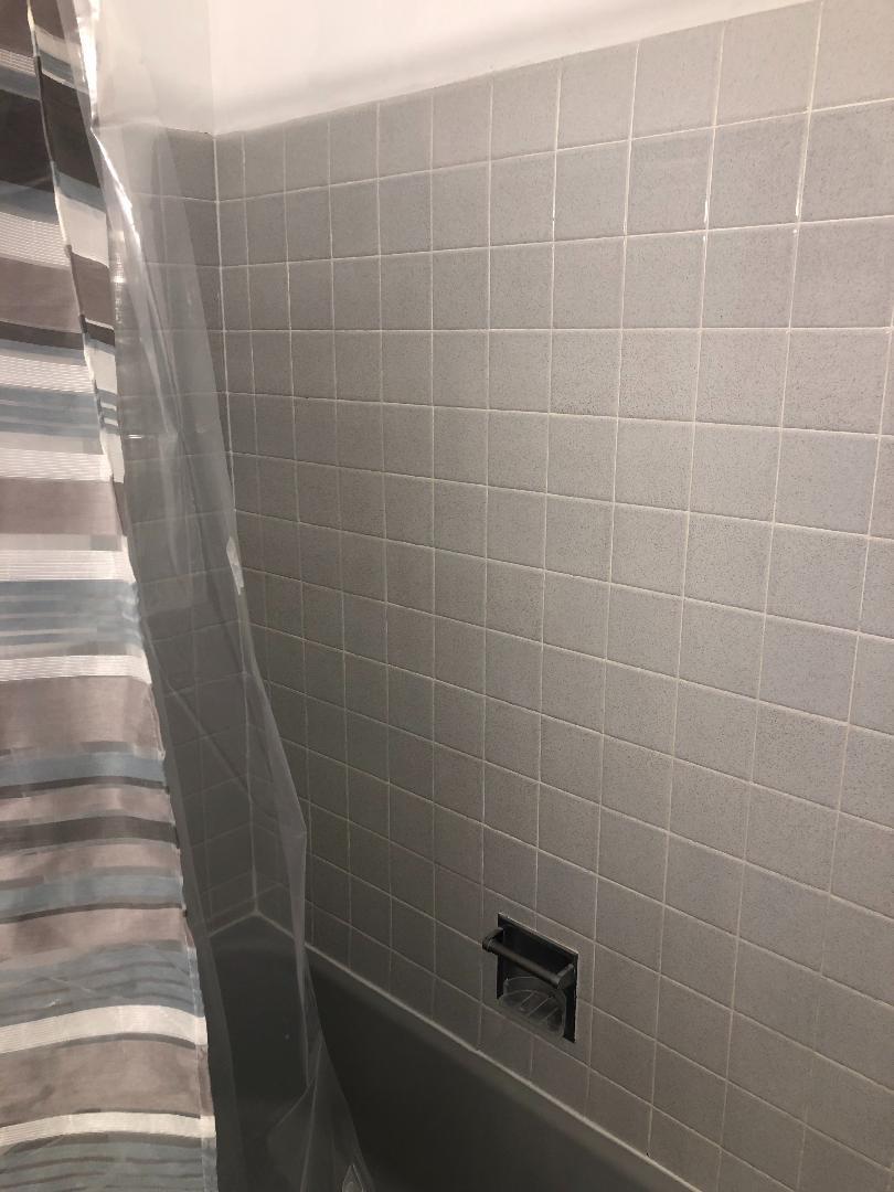 5701 North Sheridan Road, Unit 29T Chicago, IL 60660 - Photo 11 of 11 a bathroom with a bathtub