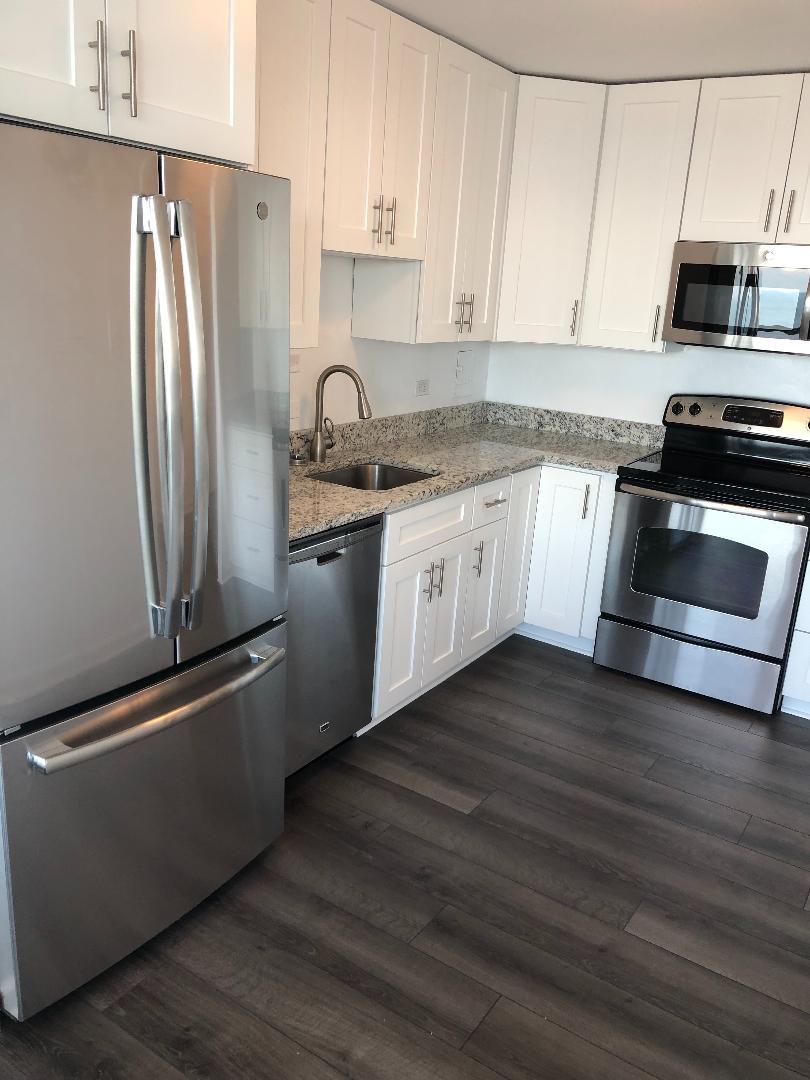 5701 North Sheridan Road, Unit 29T Chicago, IL 60660 - Photo 5 of 11 a kitchen with granite countertop a refrigerator stove and sink