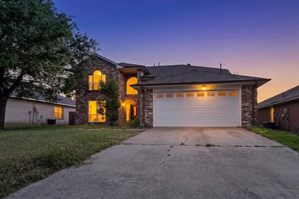 $349,000 | 812 Windswept Drive, Cedar Hill, TX 75104