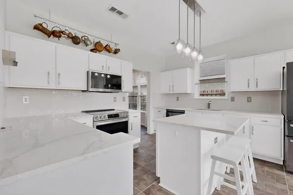 $349,000 | 812 Windswept Drive, Cedar Hill, TX 75104