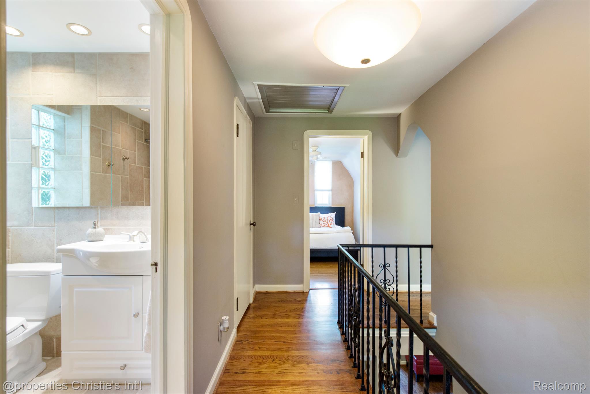 1047 Roslyn Road Grosse Pointe, MI 48236 - Photo 19 of 32 Gallery Image 19