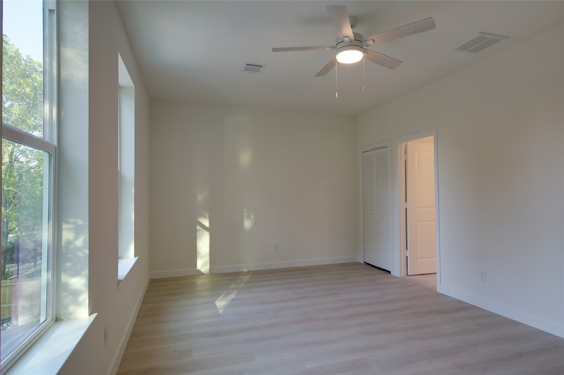 955 Ringold Street Houston, TX 77088 - Photo 27 of 48 a view of an empty room with wooden floor and a window