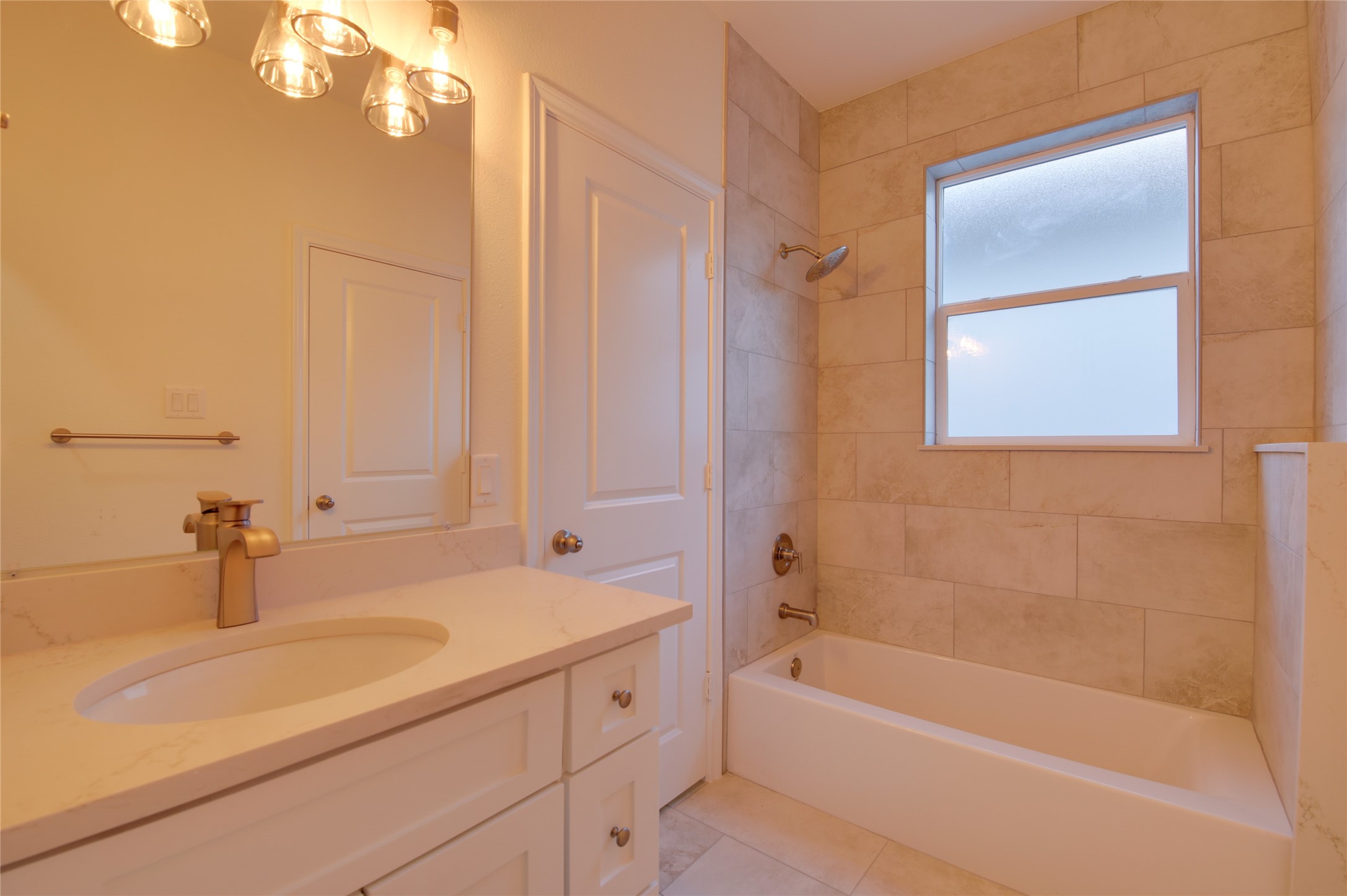 955 Ringold Street Houston, TX 77088 - Photo 37 of 48 a bathroom with a tub sink and mirror