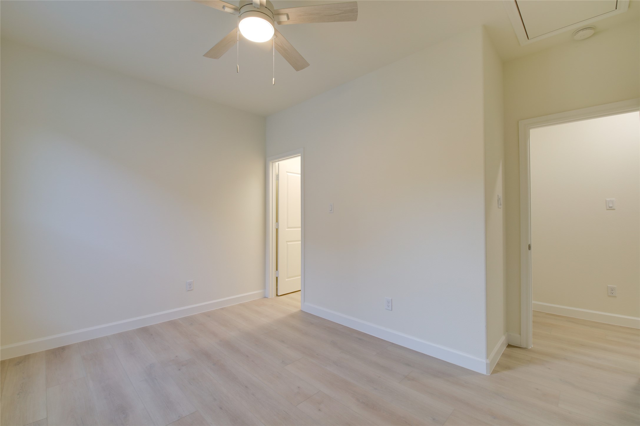 955 Ringold Street Houston, TX 77088 - Photo 40 of 48 a view of an empty room