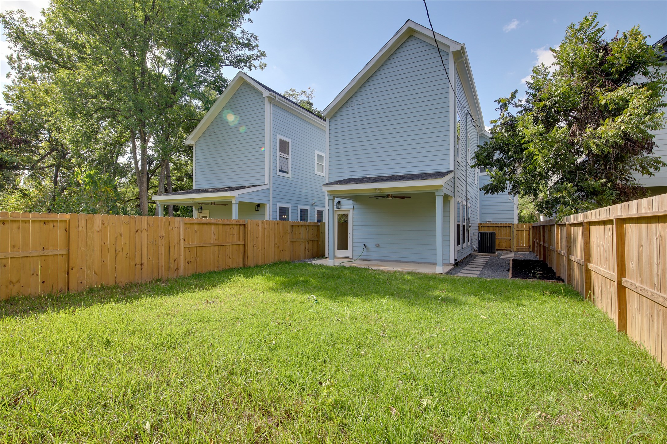 955 Ringold Street Houston, TX 77088 - Photo 44 of 48 a backyard of a house