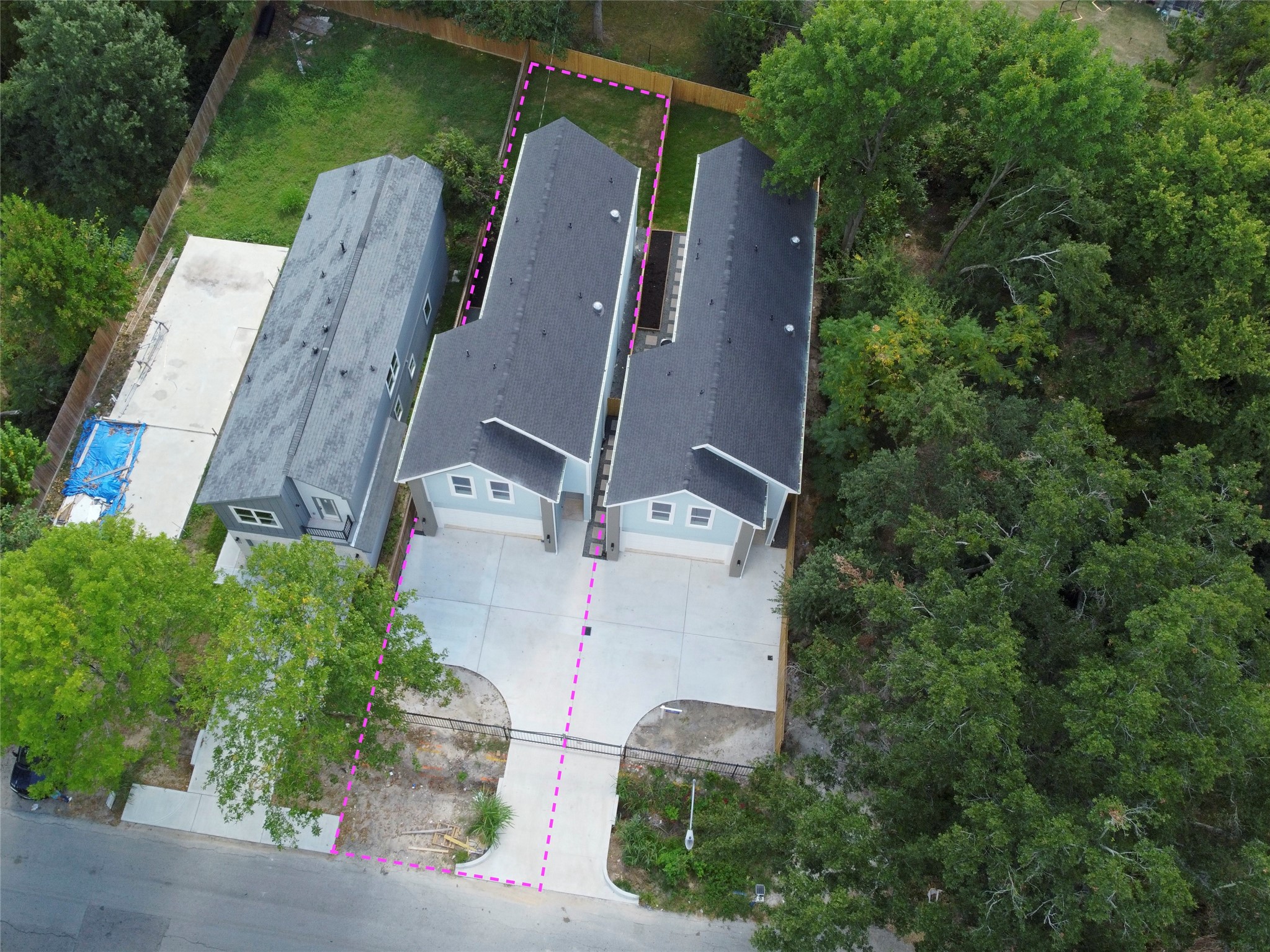 955 Ringold Street Houston, TX 77088 - Photo 46 of 48 an aerial view of a house with a yard