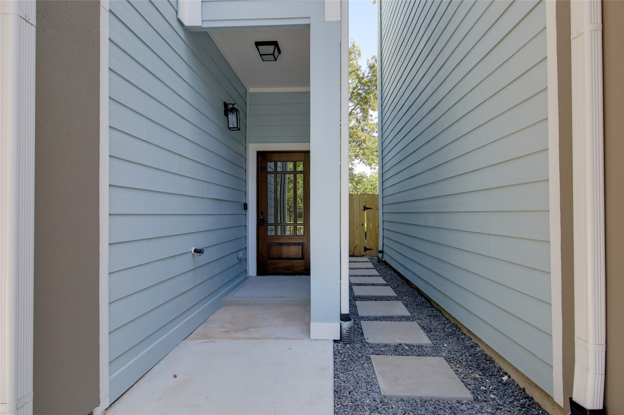 955 Ringold Street Houston, TX 77088 - Photo 5 of 48 a view of front door of a house