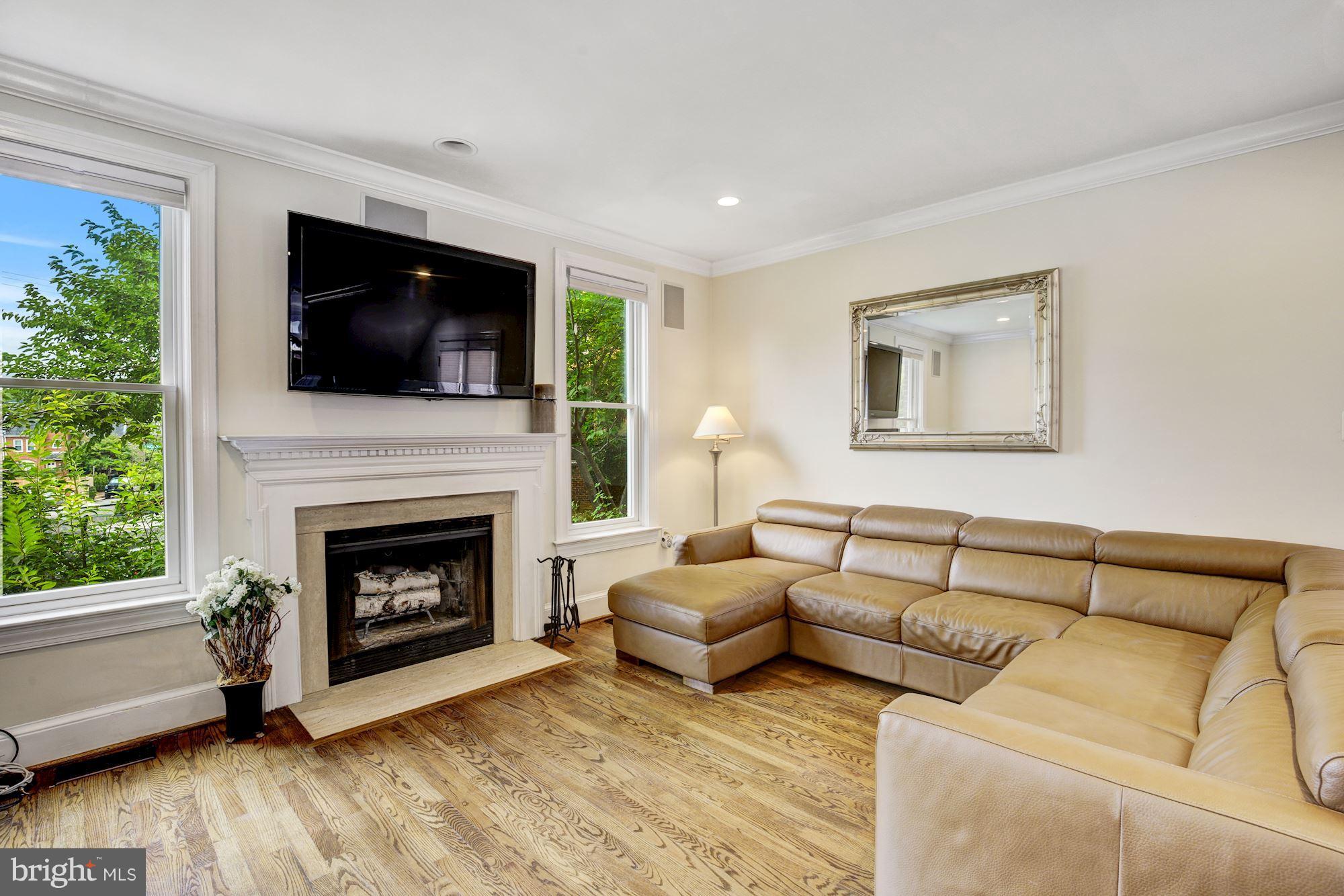 1404 Foxhall Road Northwest Washington, DC 20007 - Photo 8 of 29 Living Room