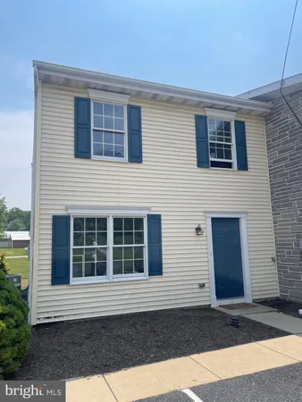 $1,525 | 166 South Lime Street, Unit 6, Quarryville, PA 17566