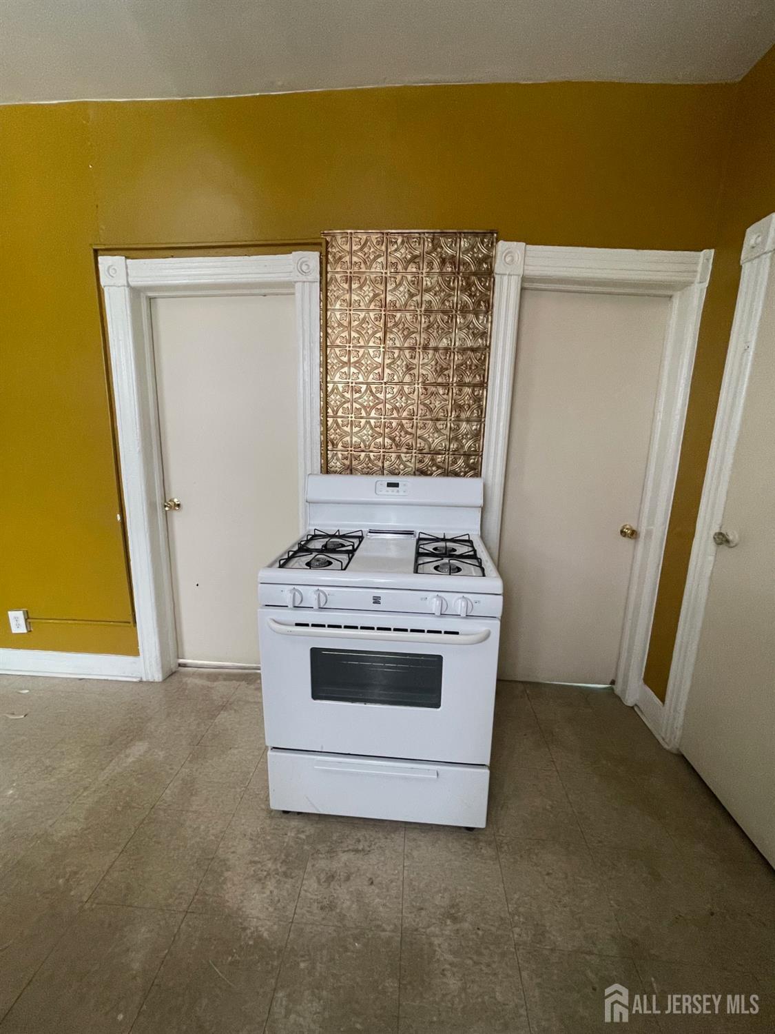 385 Washington Street Perth Amboy, NJ 08861 - Photo 6 of 13