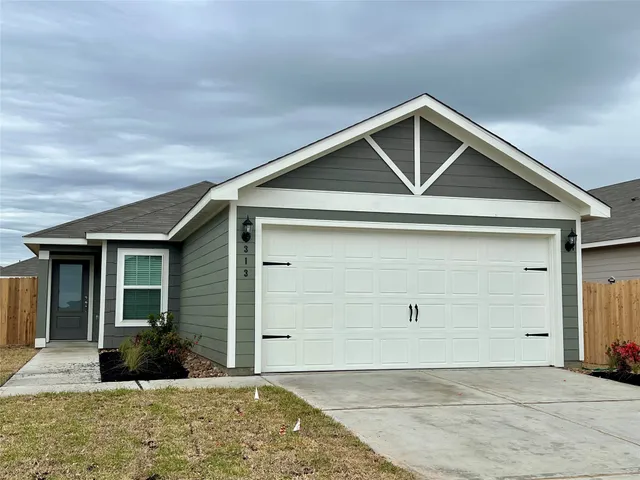 $1,925 | 313 Grayson Baw Lane, Waller, TX 77484