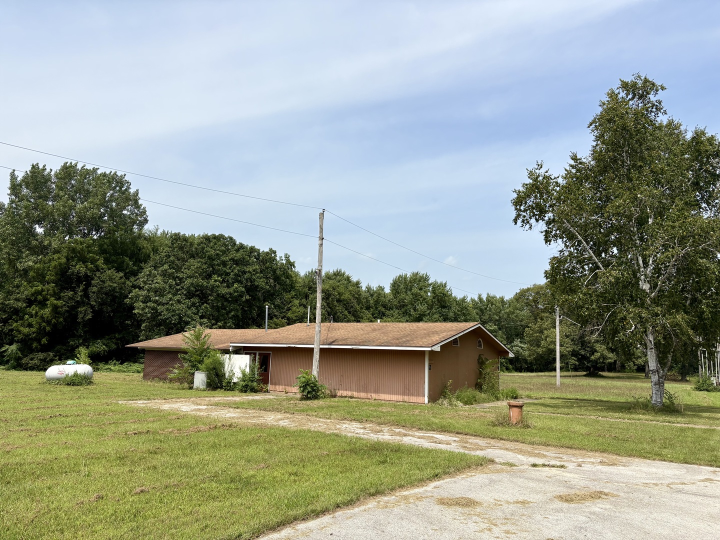4112 South Youth Camp Road St. Anne, IL 60964 - Photo 3 of 10 a front view of a house with a yard