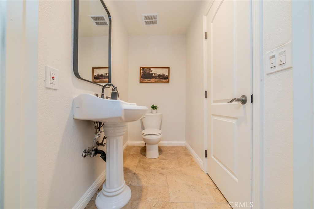 5300 Vía San Jacinto Riverside, CA 92506 - Photo 26 of 59 a bathroom with a toilet and a sink