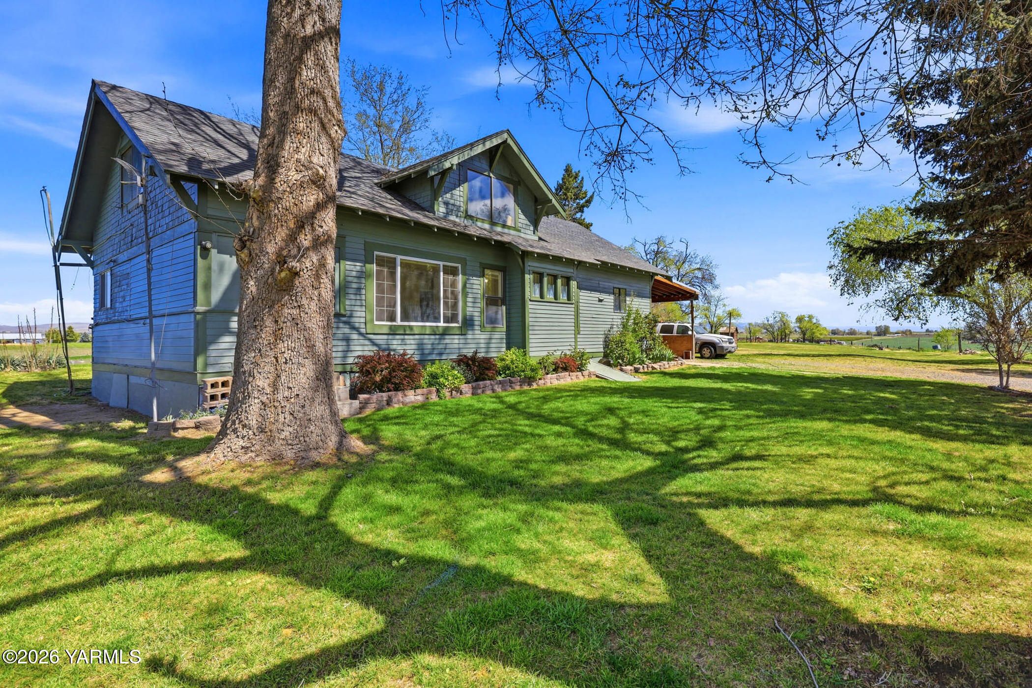 721 Blaine Road Granger, WA 98932 - Photo 3 of 45 a front view of a house with a yard