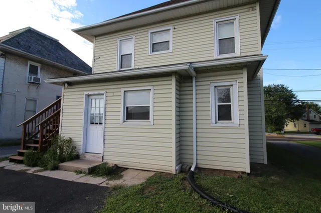 $975 | 354 West Main Street, New Holland, PA 17557