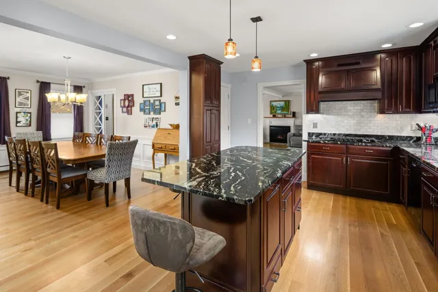 $825,000 | 8 Moss Glen Lane, South Burlington, VT 05403