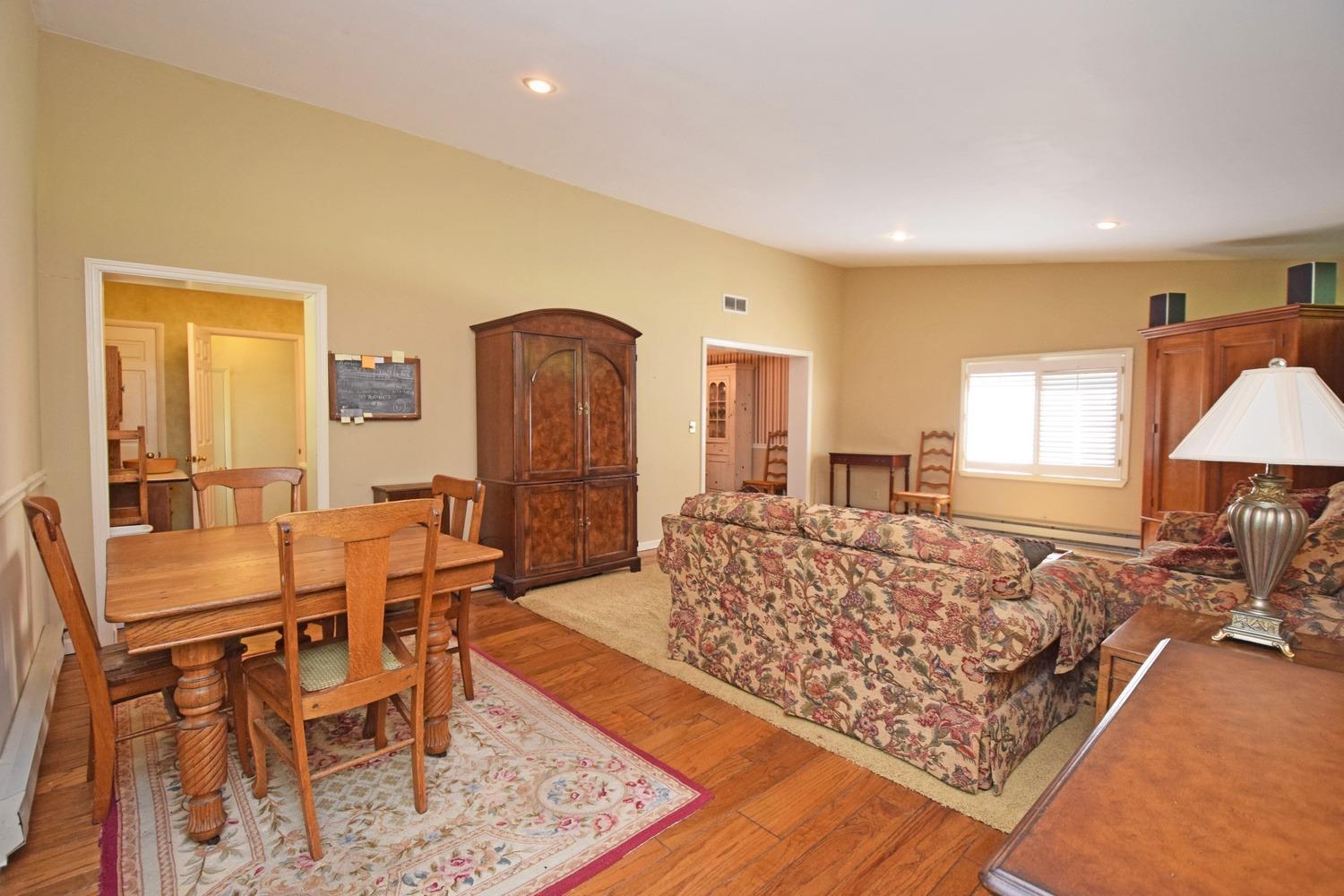 1047 Markley Road Cincinnati, OH 45230 - Photo 4 of 50