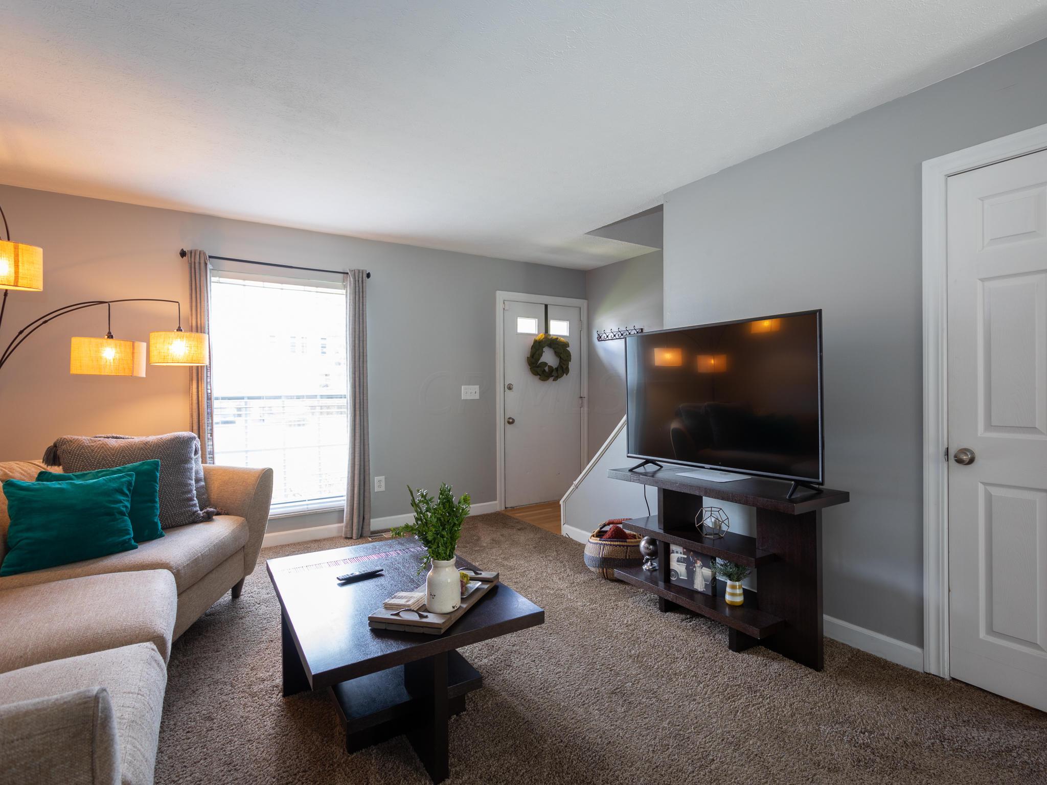 1217 Weybridge Road Columbus, OH 43220 - Photo 4 of 26