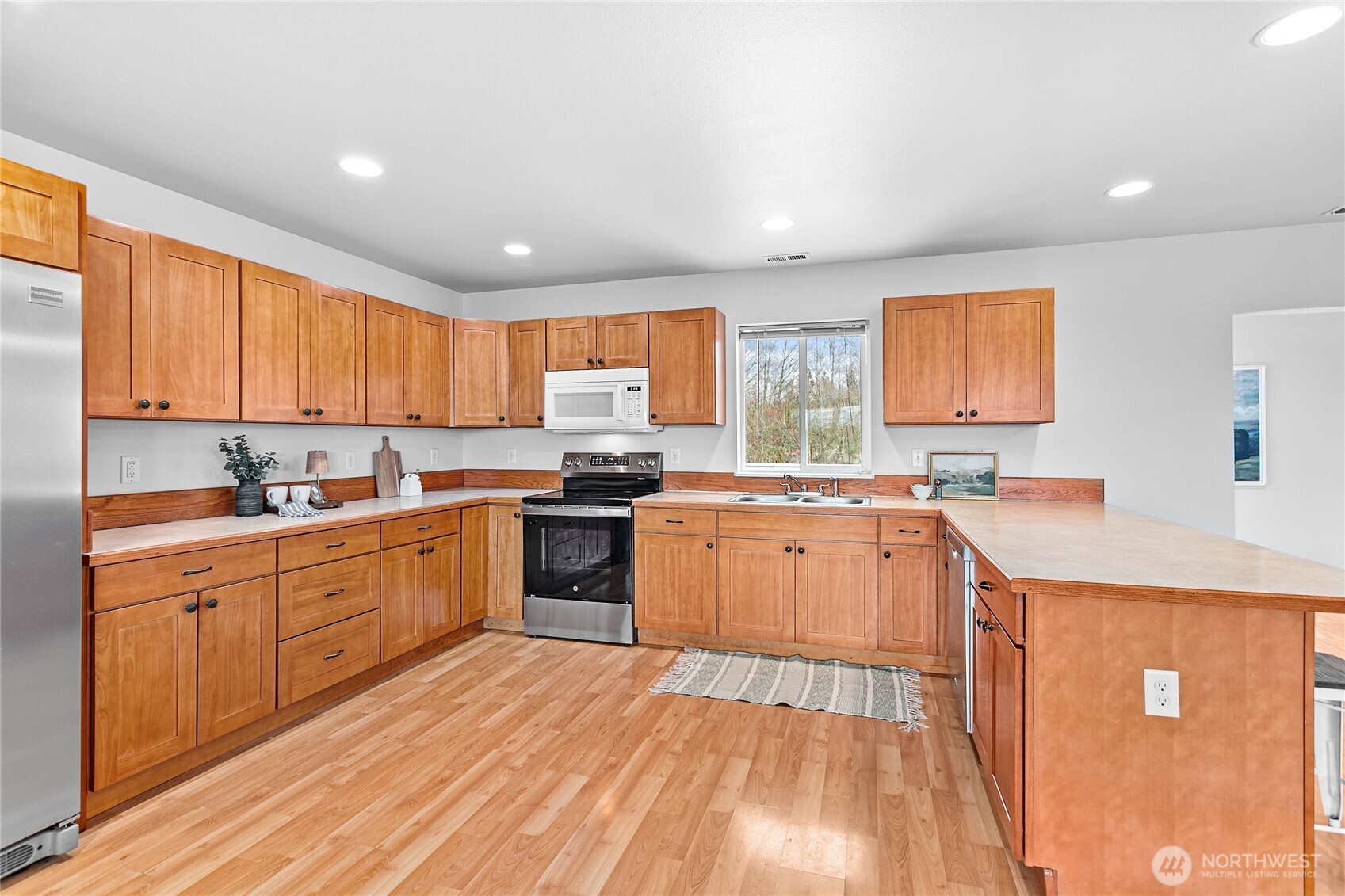 303 Hayes Street Nooksack, WA 98276 - Photo 8 of 40 a kitchen with granite countertop a sink stove and refrigerator