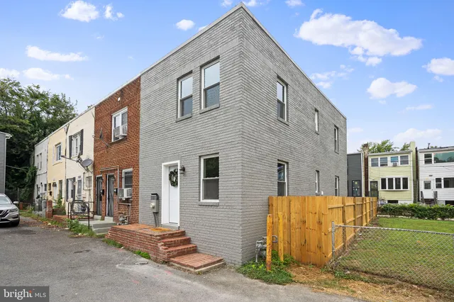 a view of residential houses with street