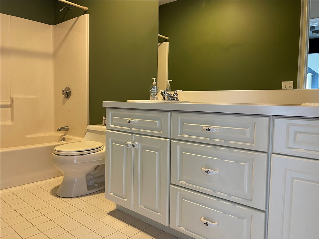 15 Jacobs Point Road Warren, RI 02885 - Photo 30 of 44 Located in the center hall is a full tiled bath.