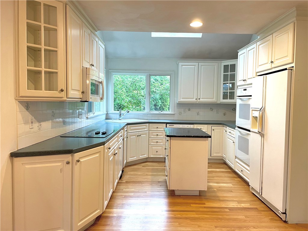 15 Jacobs Point Road Warren, RI 02885 - Photo 6 of 44 Bright and sunny corner kitchen window with Corian counters.