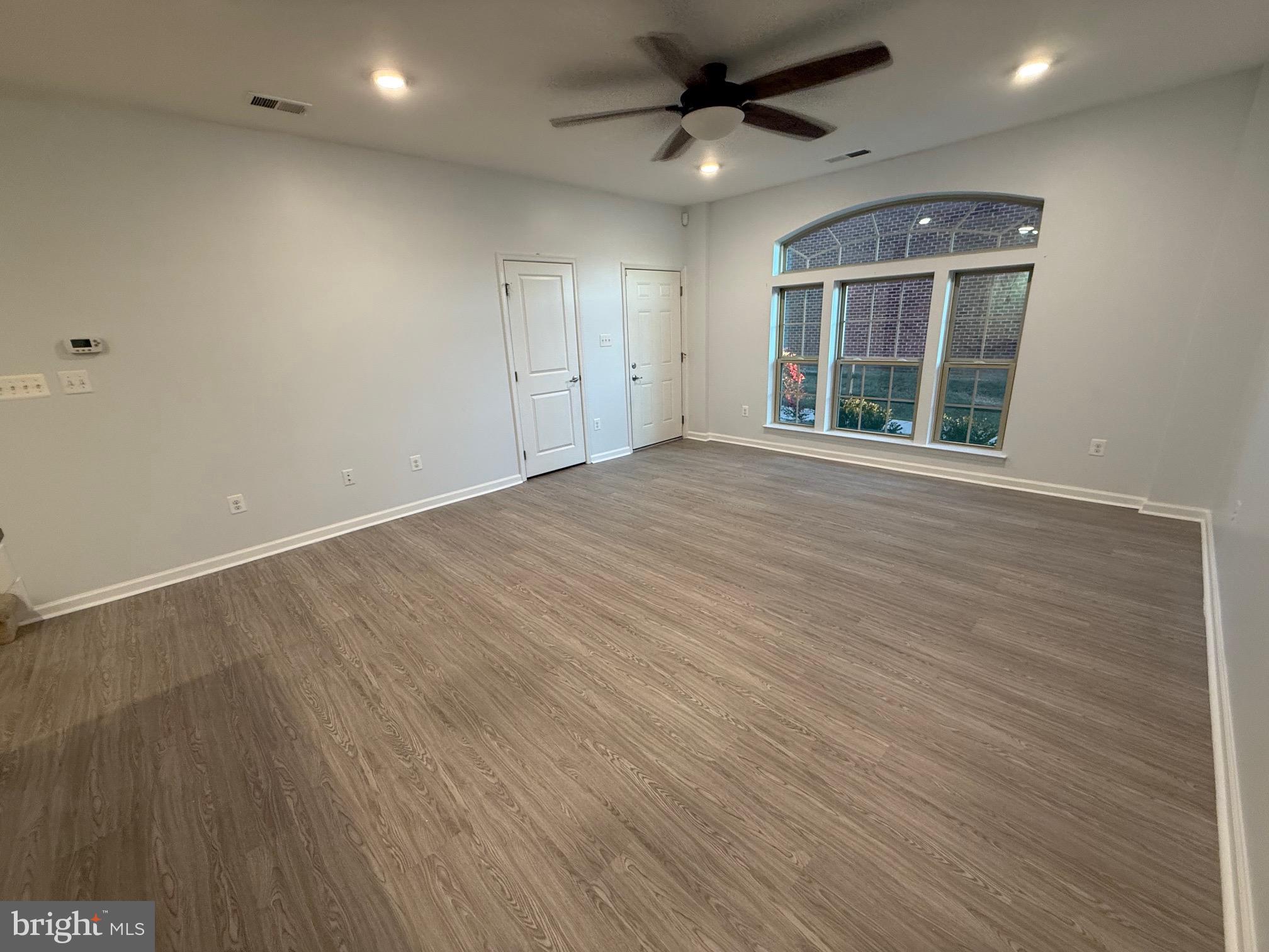 Spacious room with natural light and charm.