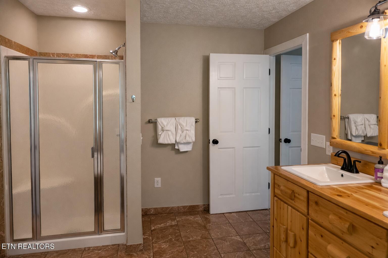 1463 Red Cedar Lane Sevierville, TN 37876 - Photo 9 of 24 Chat Bath 3